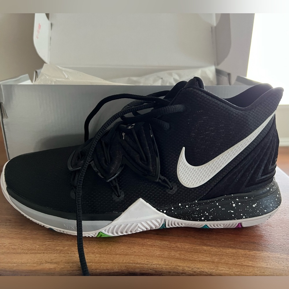 Nike Kyrie Five “black magic”